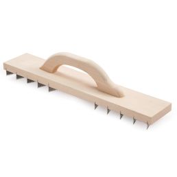 Kollane puidust käepidemega bauroc raspel, millel on üheksa terasest piiki kareda töötluse jaoks.