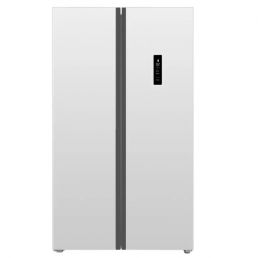 Valkoinen side-by-side-jääkaappi, jossa on kaksi ovea, musta pystykahva ja musta ohjauspaneeli toisessa ovessa.