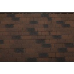 Bruna rektangulära takpannor med varierat skuggade sektioner.