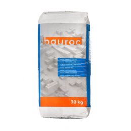 Vit och blå påse med Bauroc reparationsmassa, vikt 20 kg, har en orange logotyp och informationsruta på framsidan.