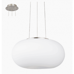 Vit rund pendellampa med en diameter på 450 mm. Har två tunna vajrar och en blank metalltopp.