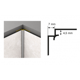 Yksityiskohtainen näkymä Rocko-seinäpaneelin sisäkulmalistasta, jossa on keltainen korostusviiva ja mitat 7 mm leveys ja 4,5 mm korkeus.