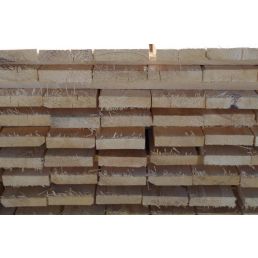 Pinottuja sahattuja lautoja, vaaleanruskeat 22x100 mm, sahatut reunat, puun syyt näkyvät joissain päissä.