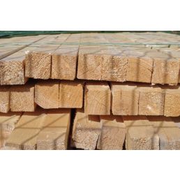 Stabiilit ja luonnollisen väriset 50x50 mm sahatut puutavarapalkit, pinottu