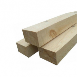 Kolme kappaletta käsittelemätöntä sahatavaraa, mitoiltaan 50x200mm, vaaleanruskeaa puutavaraa.