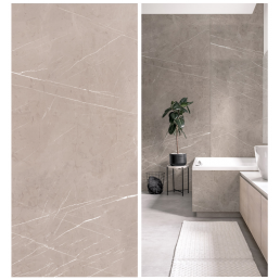 Seinäpaneelisarja 'Beige Pietra Marble'. Vasemmalla kuvassa on yksi paneeli ja oikealla ovat paneelit asennettuna kylpyhuoneessa.
