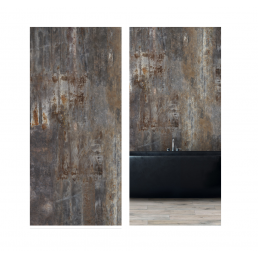 Kaksiosainen seinäpaneeli, jonka etupuolella on ruosteisen metallin tekstuuri.