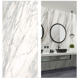 Kuvassa vasemmalla on marmorijäljitelmä-seinäpaneeli ja oikealla tyylikäs kylpyhuone, jossa sama paneeli on käytössä. Kylpyhuoneessa on mustat pyöreät peilit ja riippuvalaisin.