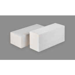 Kaks valget ristkülikukujulist silikaattellist hallil taustal.