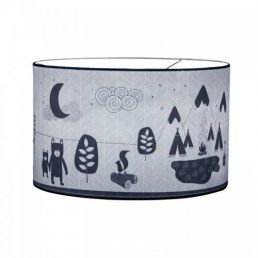 Halli taustaga lastetoa laelamp, millel on kujutatud kuu, puud, loomad ja mustrid.