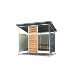 Liten modern rökpaviljong tillverkad av metall och trä, utrustad med ett tak och två yttre paneler.