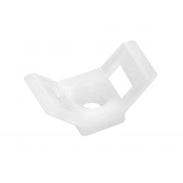 Valkoinen muovinen kaapelikiinnikkeen alusta, jossa on neliömäinen aukko ja keskellä pyöreä asennusreikä.