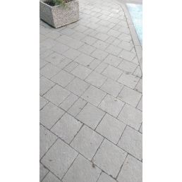 Dekorativ trottoarsten i grått, med en tjocklek på 60mm, täcker ett område på 11 m².