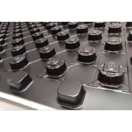 Förstorad vy av tangenterna på ett mekaniskt tangentbord, svarta tangenter mot en silverfärgad bakgrund.