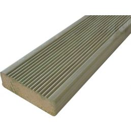 Grön terrassbräda med måtten 28x95 mm och längsgående räfflad yta.