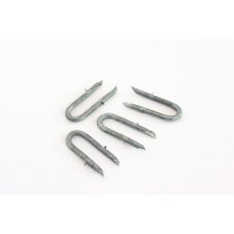 Komplekt sisaldab viis hõbedast U-kujulist metallnaela puidust aiapostide kinnitamiseks.