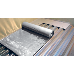 Hall iseliimuv aurutõke rullis, laialilaotatud tööstuslikul metallalusel.